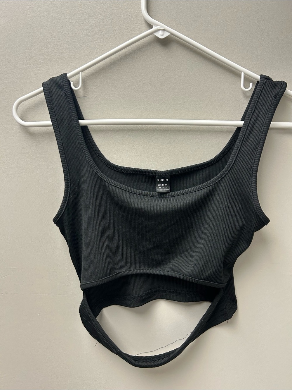 SHEIN Women’s Black Keyhole Cropped Tank Top